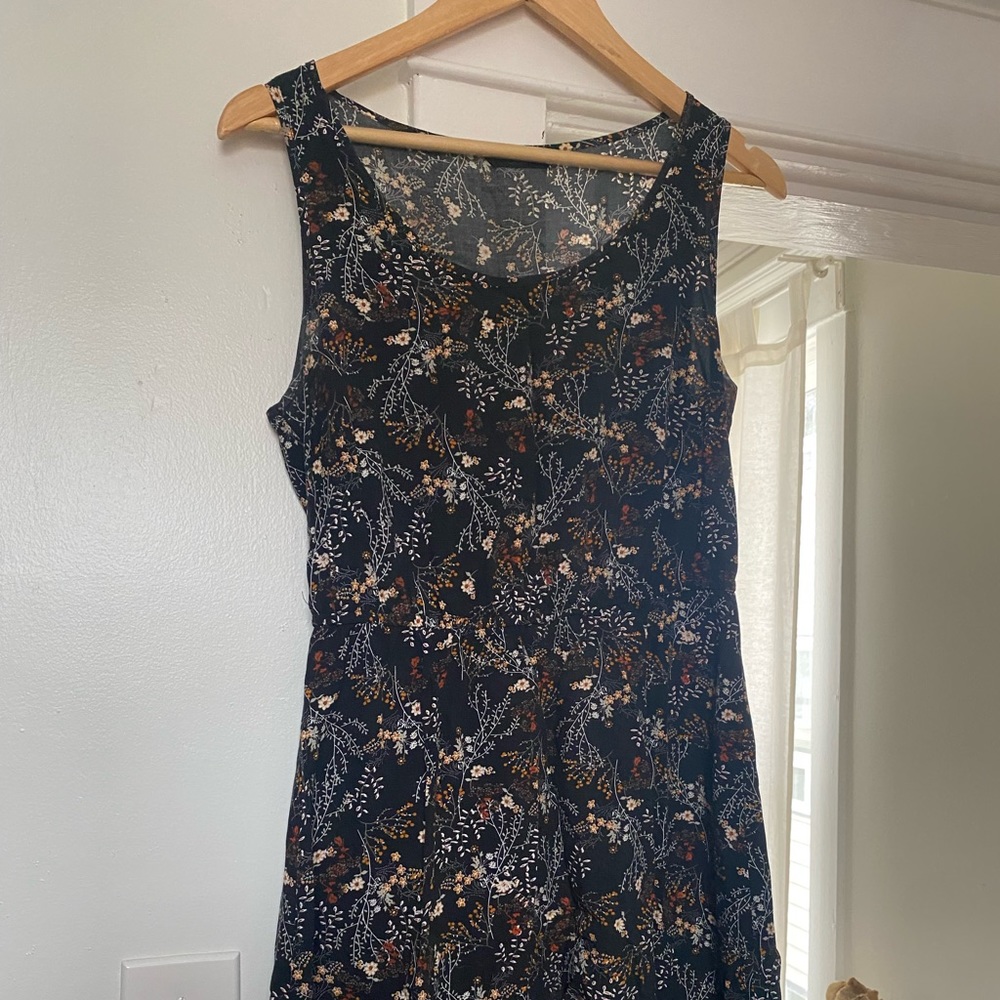 ONLY size 38 beautiful fall dress! Pairs very well with orange or black cardigan